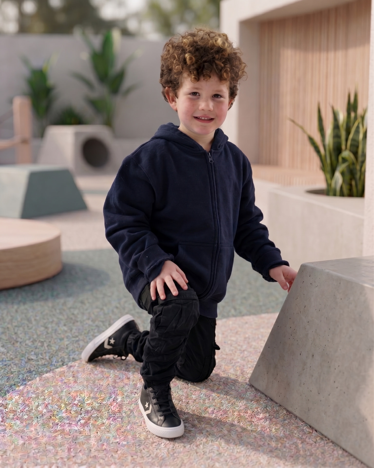 Niño con la campera ZipKids azul cerrada